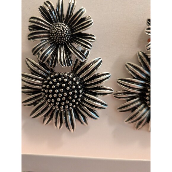 Zara 2025 Antiqued Silver Metal Double Flower Earrings Dangle Sunflower Whimsy - Picture 4 of 11